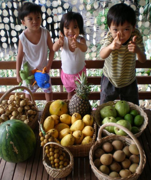 kids-and-fruits
